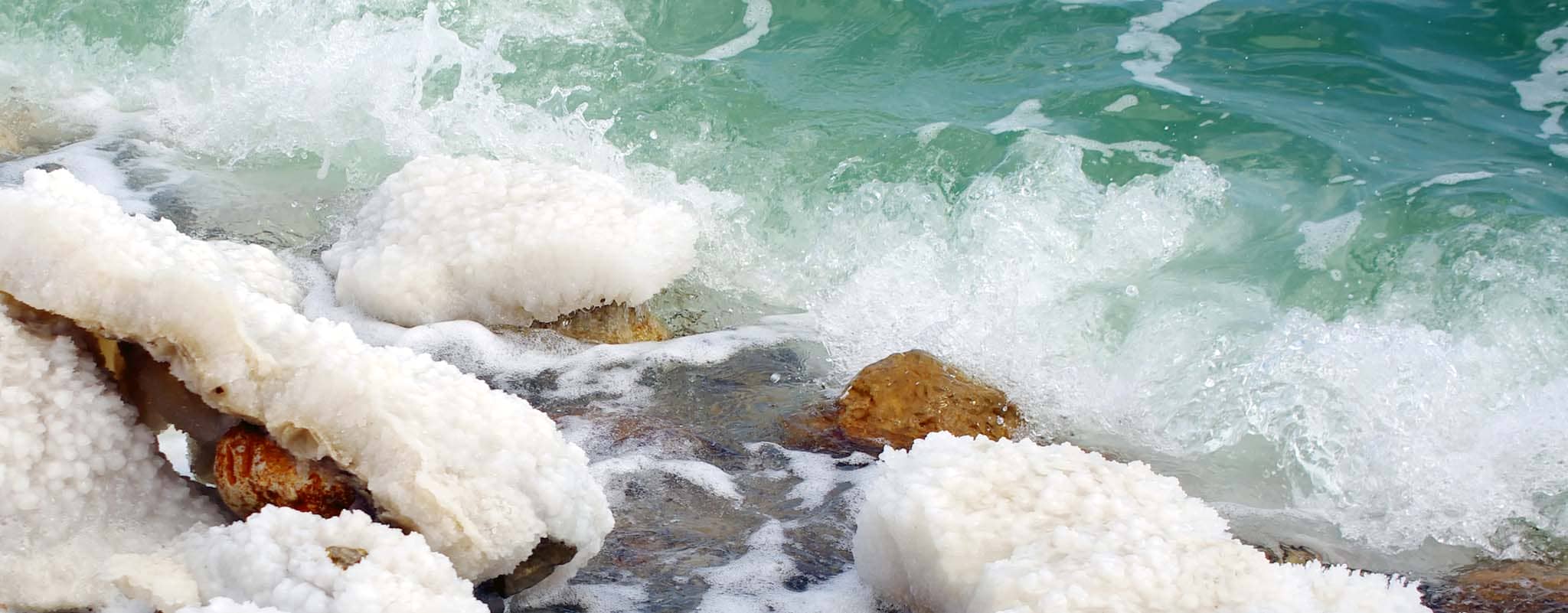 Salzüberzogene Felsen am Ufer des Toten Meeres