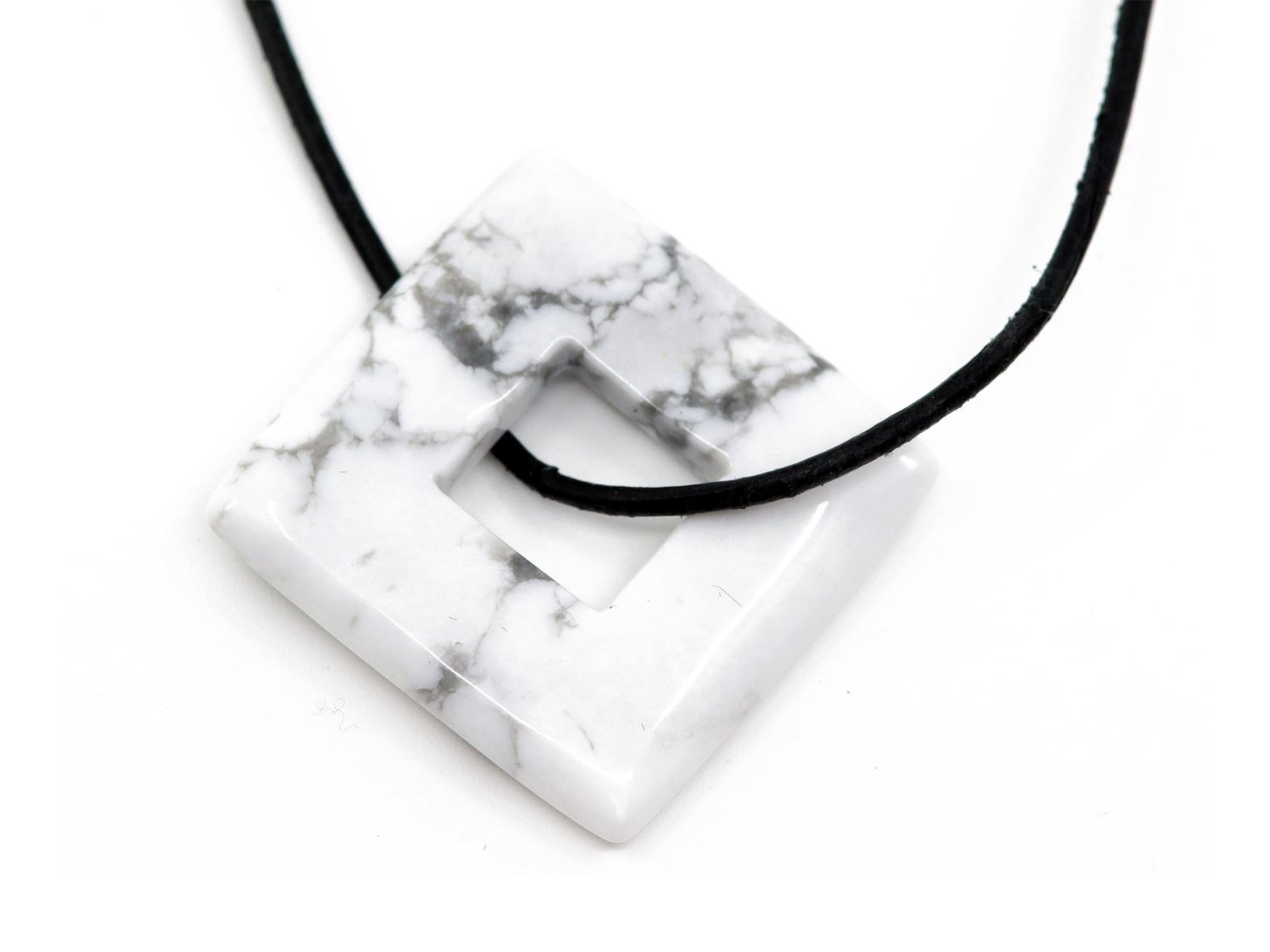 Howlite Square Donut (Howlith) Edelstein / Heilstein - Anhänger inkl. 1m Leder- oder Kunstleder Halsband (Schmuckstein)