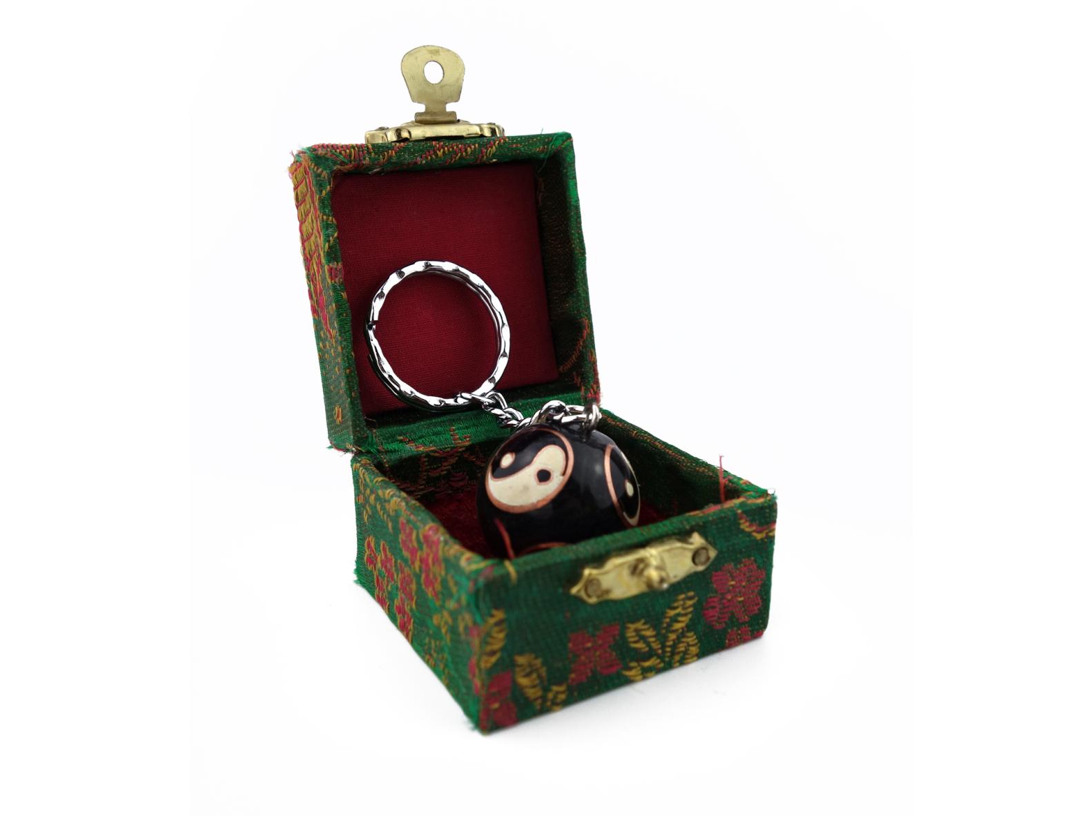 Cloisonné Klangkugel mit Yin Yang - Schlüsselanhänger  (ø  ca. 2,7 cm)