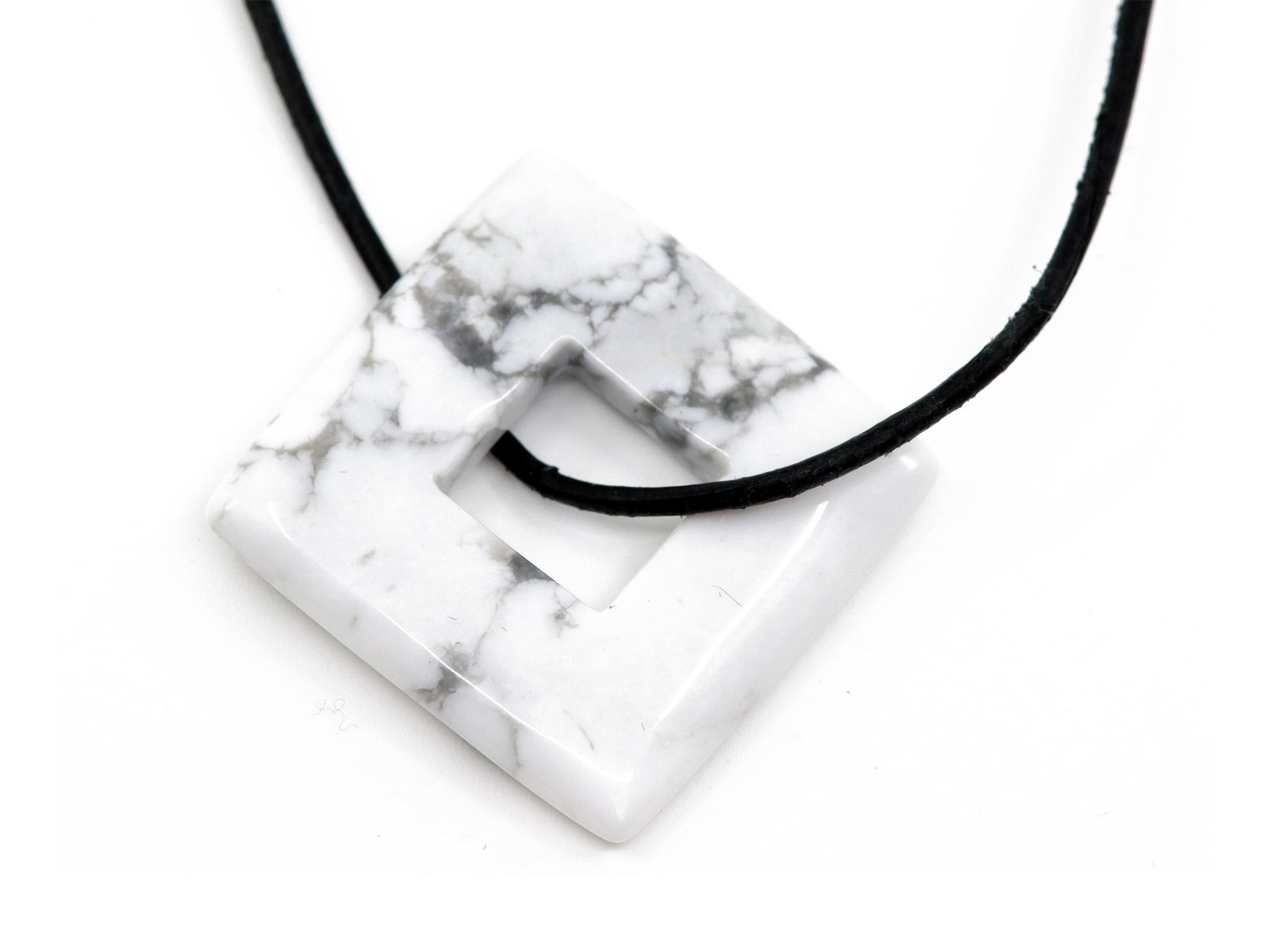 Howlite Square Donut (Howlith) Edelstein / Heilstein - Anhänger inkl. 1m Leder- oder Kunstleder Halsband (Schmuckstein)