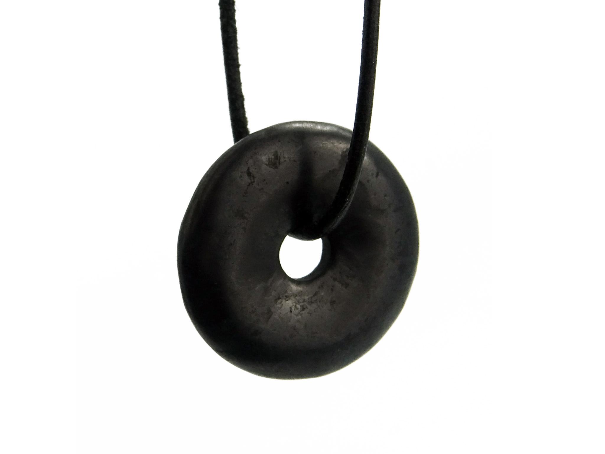 Schungit Donut Edelstein / Heilstein + 1m Lederhalsband