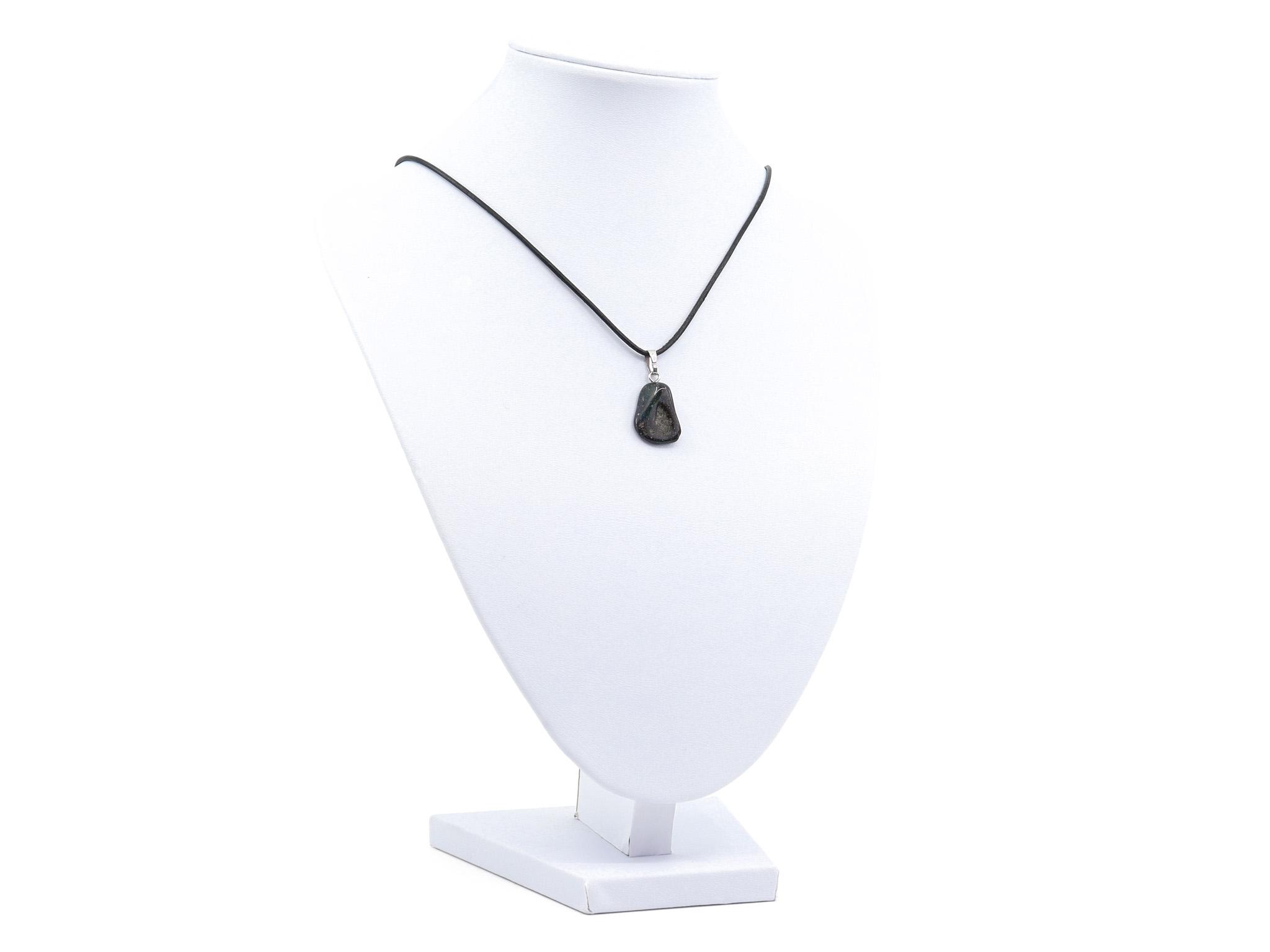 Schwarzer Opal / Edelopal Anhänger mit 925er Silberöse - Edelstein / Heilstein - inkl. 1m Leder- oder Kunstleder Halsband (Schmuckstein)