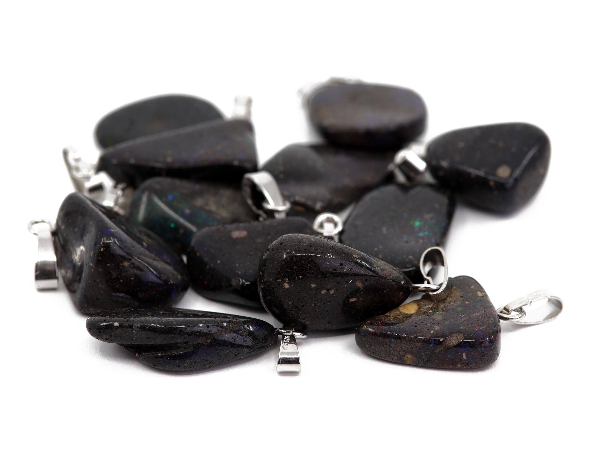 Schwarzer Opal / Edelopal Anhänger mit 925er Silberöse - Edelstein / Heilstein - inkl. 1m Leder- oder Kunstleder Halsband (Schmuckstein)