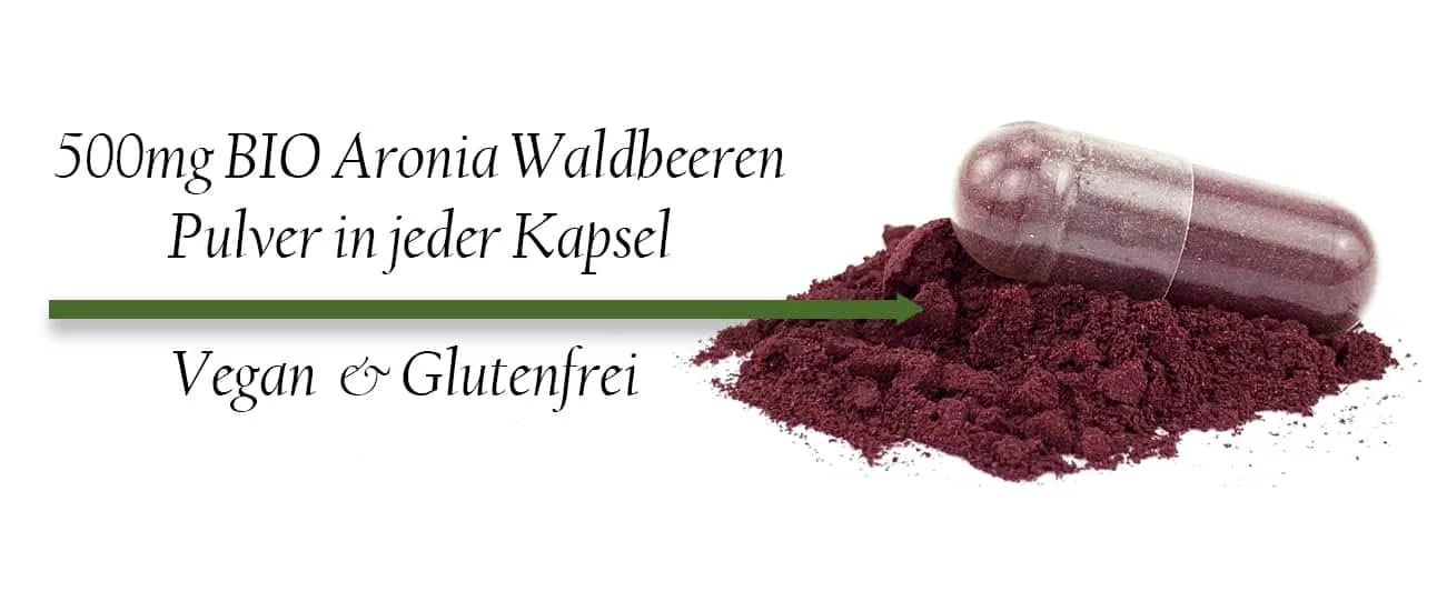 Kapsel mit dunkelviolettem Aroniapulver. Bildtext: 500 mg Bio-Aronia-Waldbeerenpulver je Kapsel; vegan und glutenfrei.
