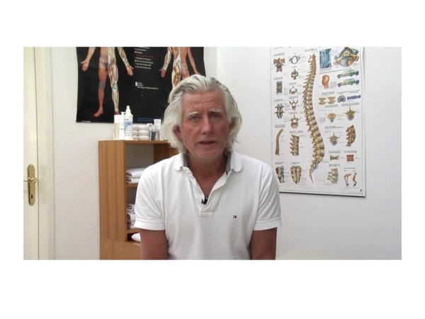 Semelles Fangocur Dr Lanz TriggerMoving avec le Dr Lanz dans un cabinet devant des planches d’anatomie