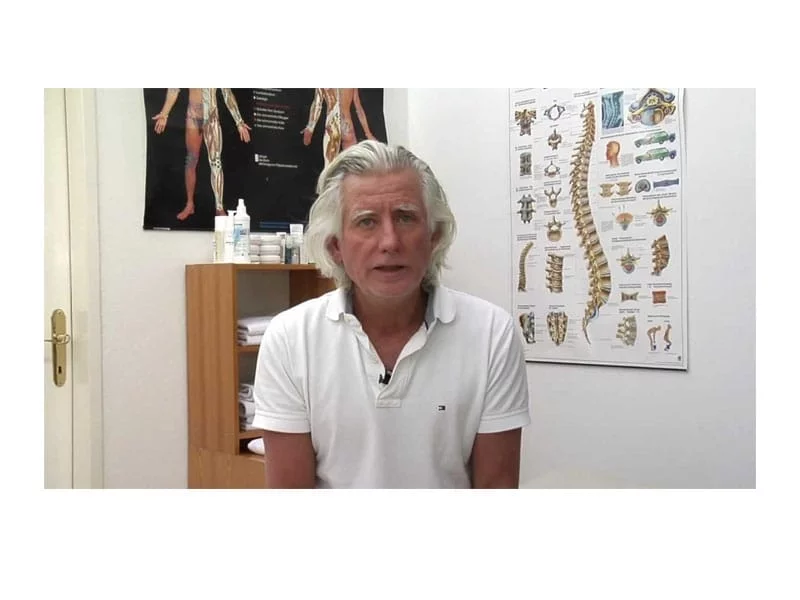 Fangocur Dr Lanz TriggerMoving Einlegesohlen mit Dr. Lanz in einer Praxis vor Anatomieplakaten