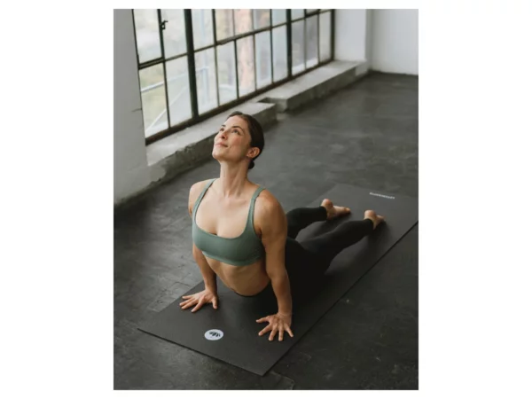 Yogamatte STUDIO in Anthrazit als Produktansicht der vielseitigen Yogamatte