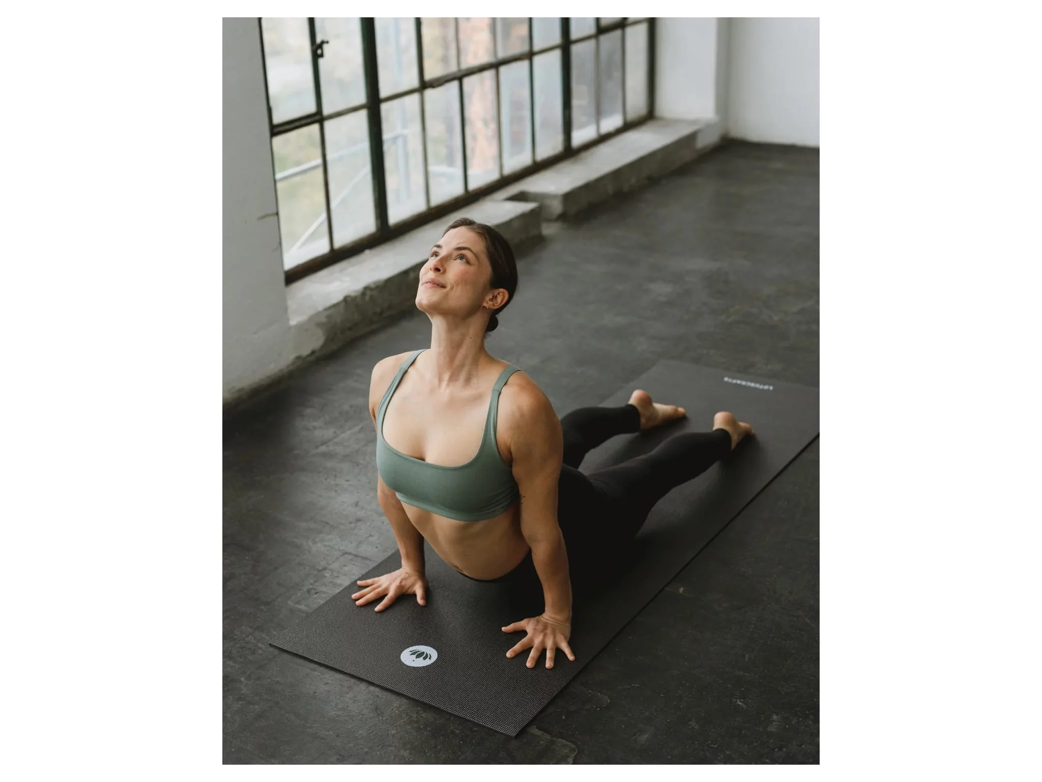 Yogamatte STUDIO in Anthrazit als Produktansicht der vielseitigen Yogamatte