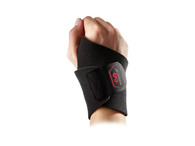 McDavid Handgelenkbandage aus schwarzem Neopren mit Klettverschluss am Handgelenk getragen