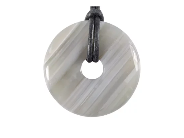 Ciondolo donut in pietra preziosa di agata con bande grigio-bianche e cordino nero in primo piano