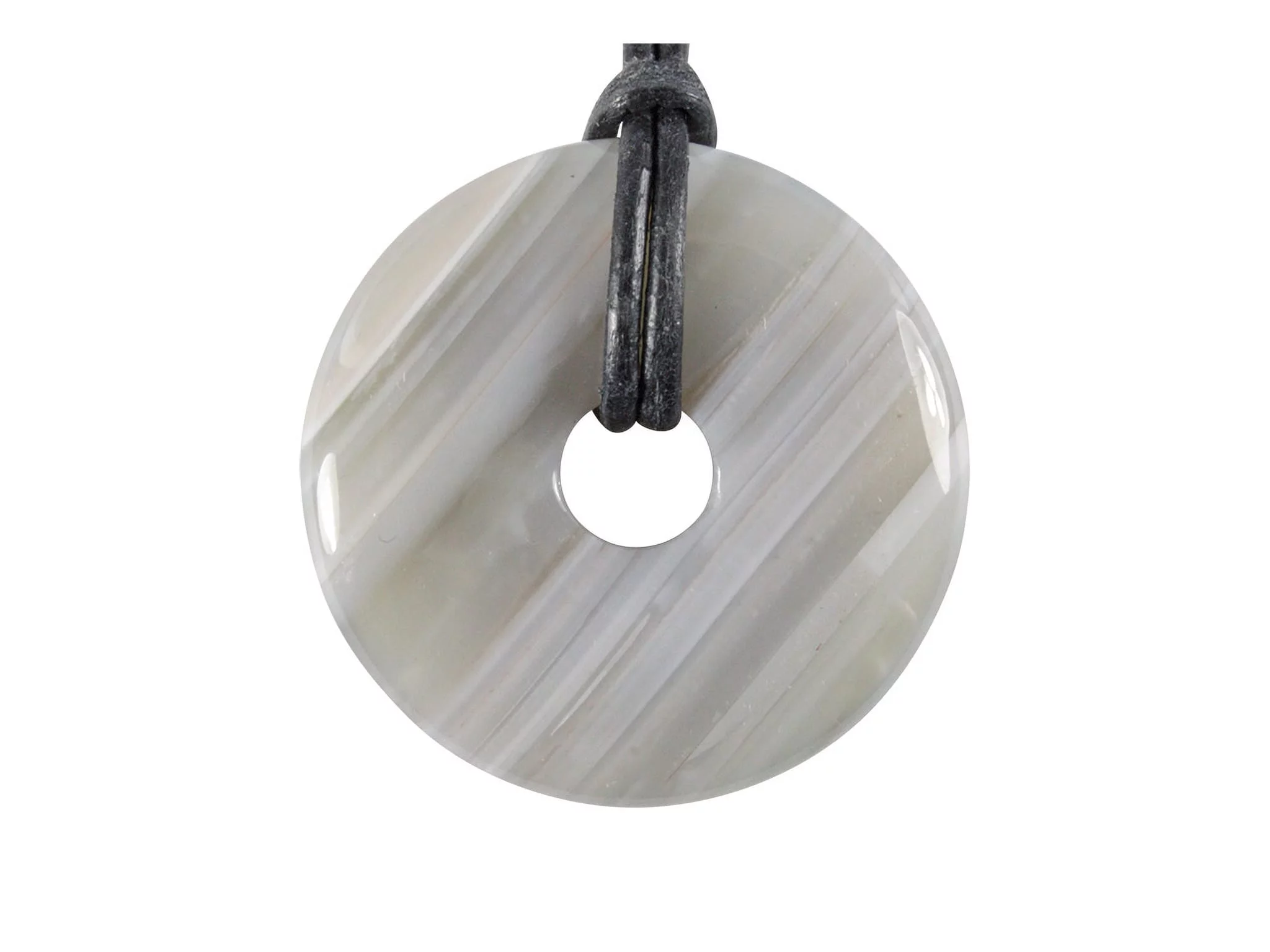 Ciondolo donut in pietra preziosa di agata con bande grigio-bianche e cordino nero in primo piano