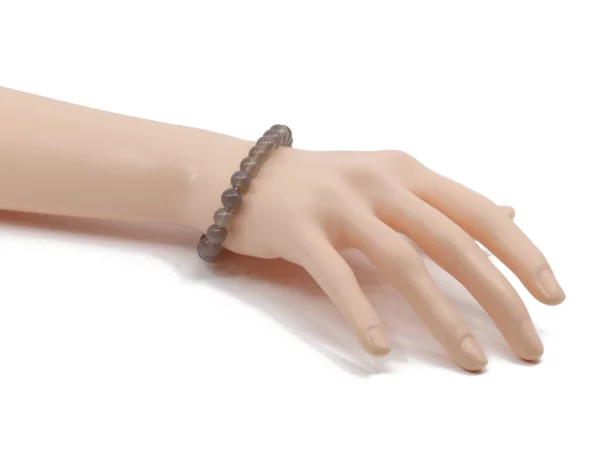 Achat Edelsteinarmband als Trageansicht am Handgelenk mit glänzenden grauen Kugeln