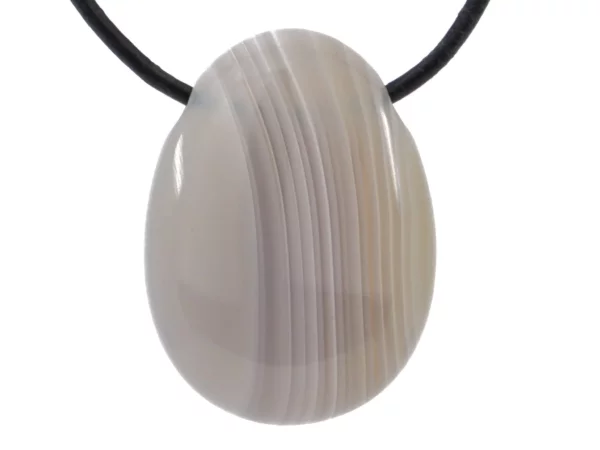 Pendentif en agate avec rubanage gris clair sur cordon noir sur fond blanc
