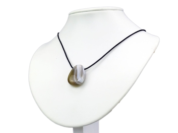 Collier en agate, vue portée, sur buste de présentation blanc
