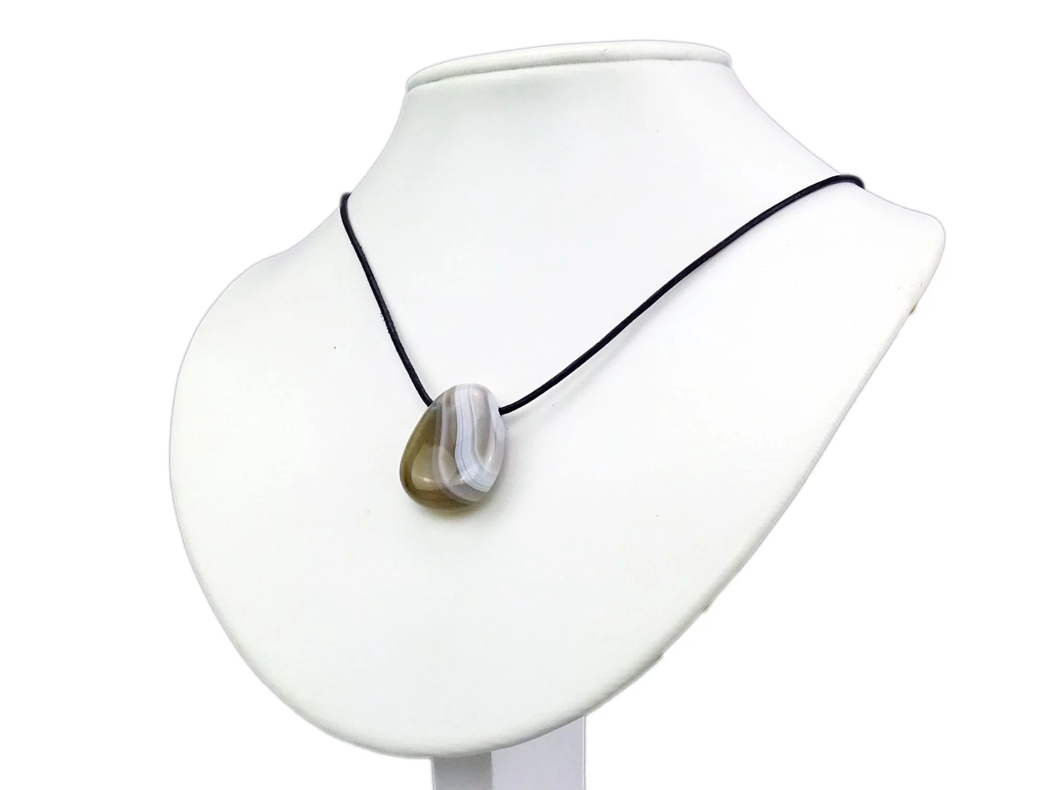 Collier en agate, vue portée, sur buste de présentation blanc