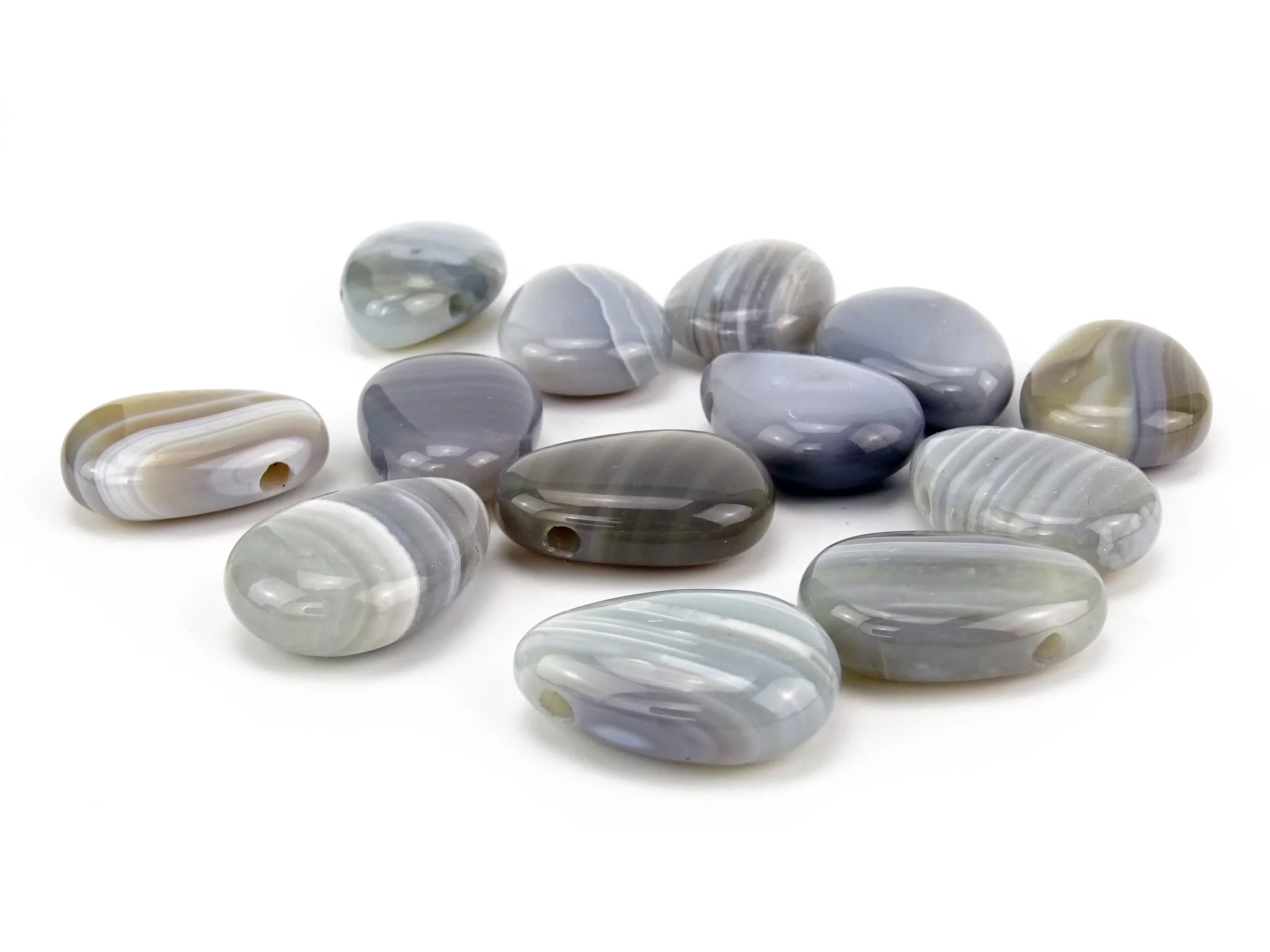Pendentif en agate : sélection de pierres stratifiées polies et percées en gris et blanc