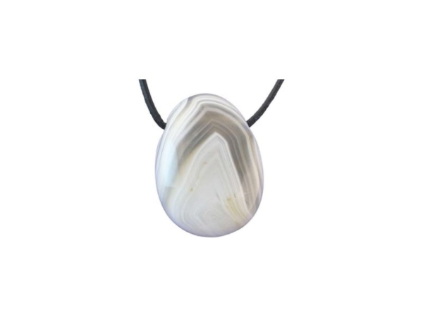 Pendentif en agate avec motif stratifié blanc et gris marqué sur cordon noir