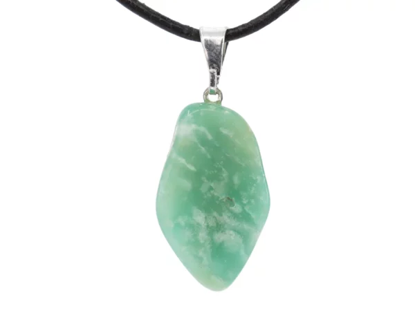 Pendentif en pierre d’amazonite avec bélière argentée et cordon en cuir noir sur fond blanc