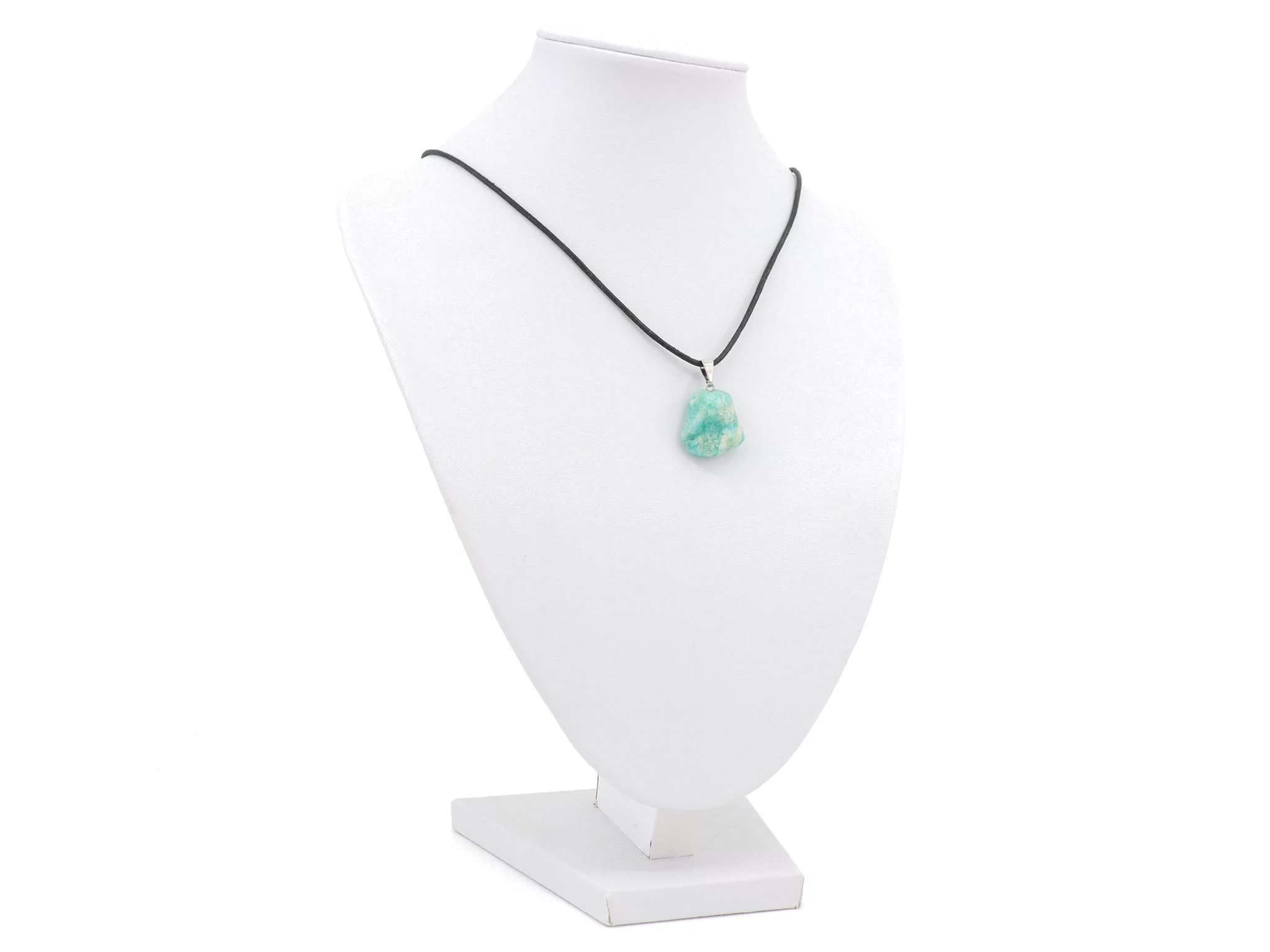 Pendentif en pierre d’amazonite porté en collier sur un buste à bijoux blanc avec cordon noir