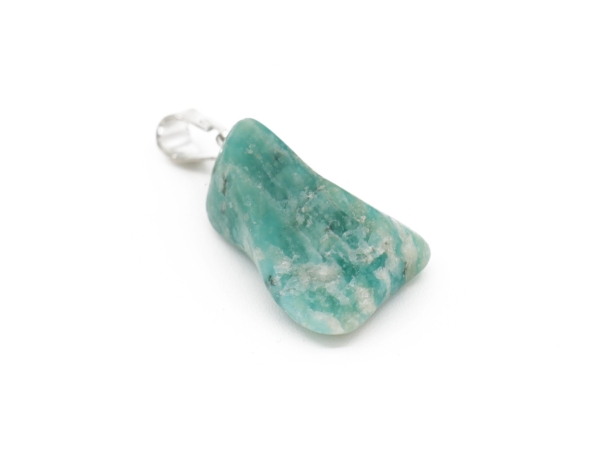 Pendentif en pierre d’amazonite en gros plan avec marbrures naturelles vert clair et blanches