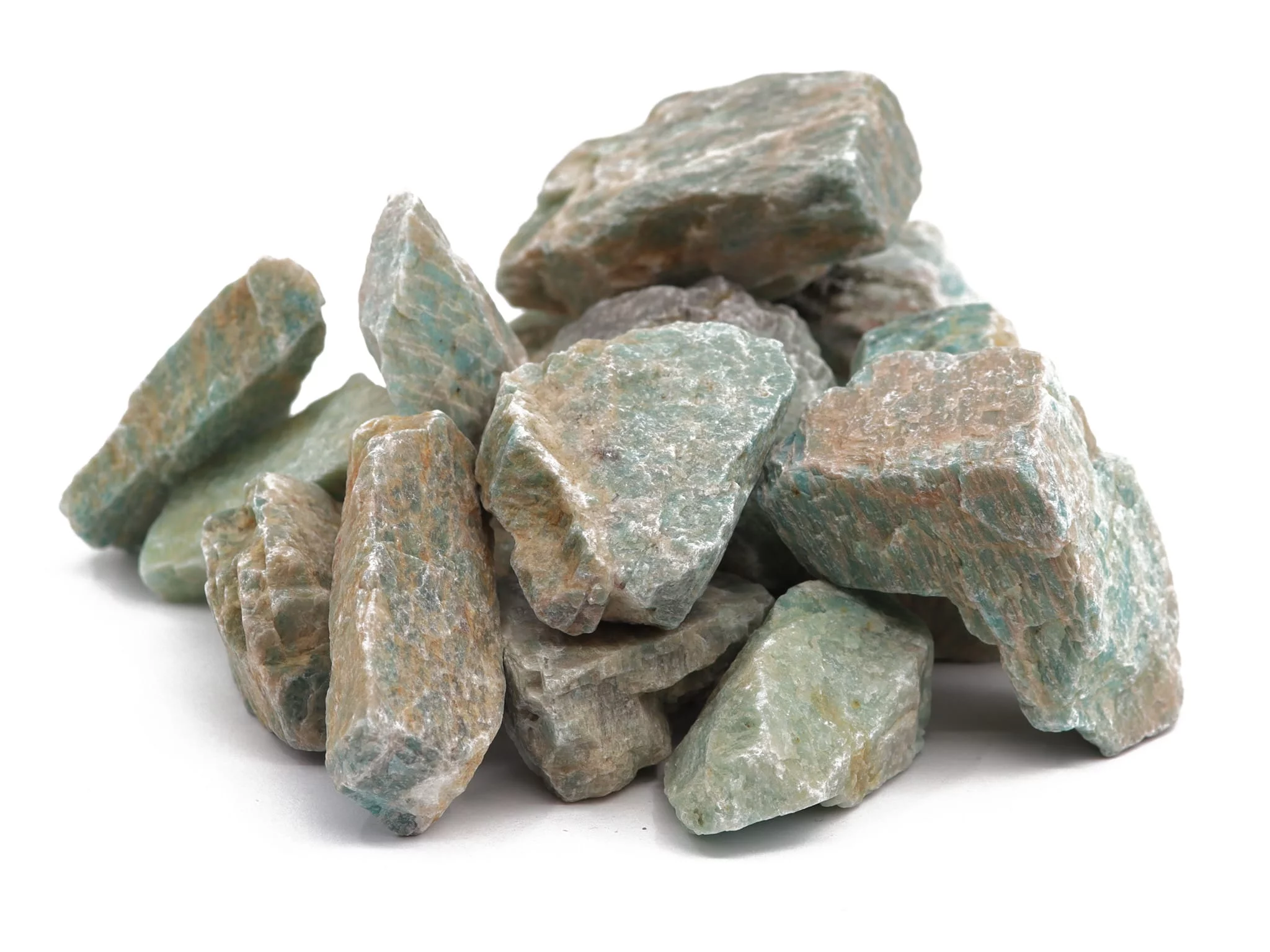 Amazonit Wassersteine in Nahansicht mit grün-blauen Einschlüssen und rauer Natursteinoberfläche
