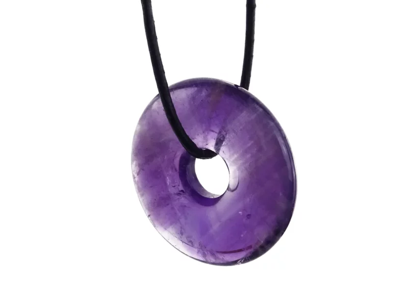 Amethyst Donut Anhänger in violetter Nahansicht mit schwarzer Halskette auf weissem Hintergrund