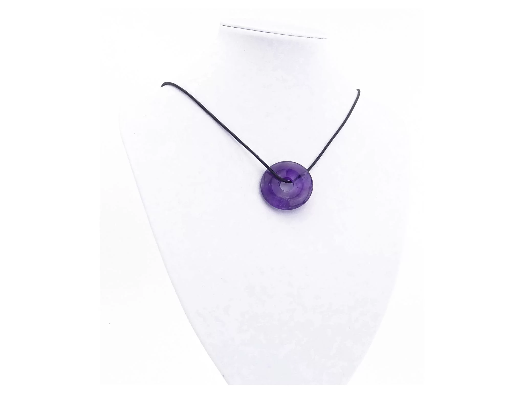 Pendentif donut améthyste porté sur un collier noir devant fond blanc