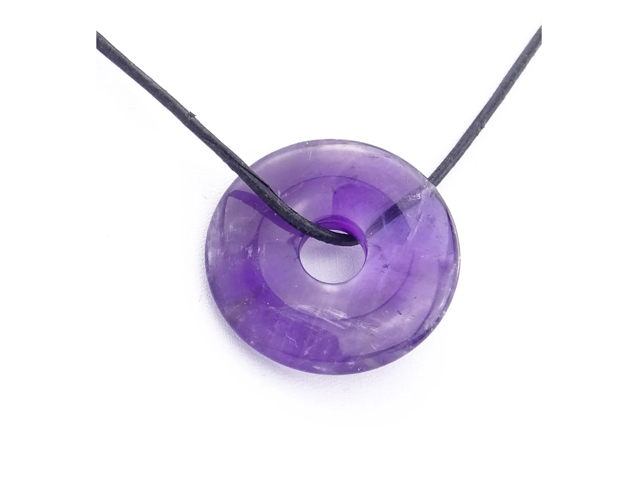 Pendentif donut améthyste avec perforation visible et collier noir en vue détaillée