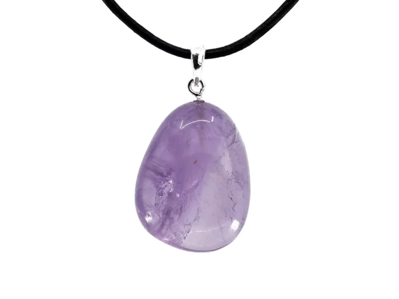 Amethyst Edelstein Anhänger mit Silberöse und schwarzem Halsband in naher Frontansicht