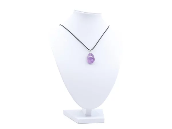 Amethyst Edelstein Anhänger als Halskette auf weisser Schmuckbüste mit schwarzem Band