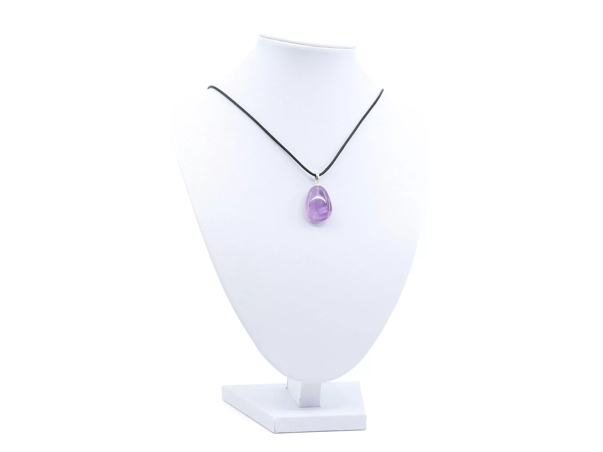 Amethyst Edelstein Anhänger als Halskette auf weisser Schmuckbüste mit schwarzem Band