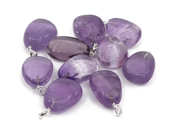 Amethyst Edelstein Anhänger in Nahaufnahme mit polierten violetten Schmucksteinen