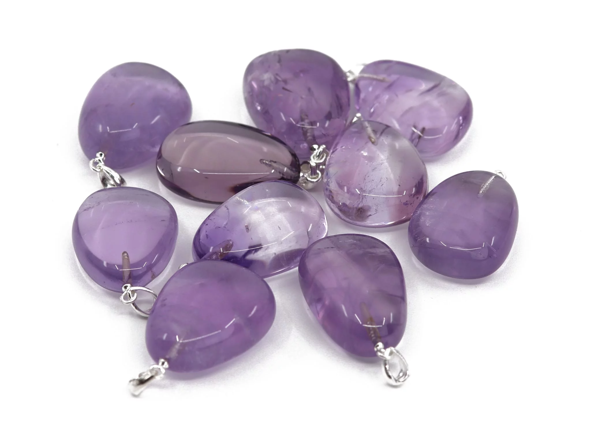Amethyst Edelstein Anhänger in Nahaufnahme mit polierten violetten Schmucksteinen