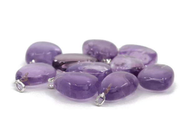 Amethyst Edelstein Anhänger in flacher Seitenansicht mit sichtbaren Silberösen