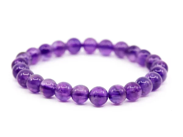 Amethyst Edelsteinarmband mit polierten violetten Kugelsteinen in naher Frontansicht