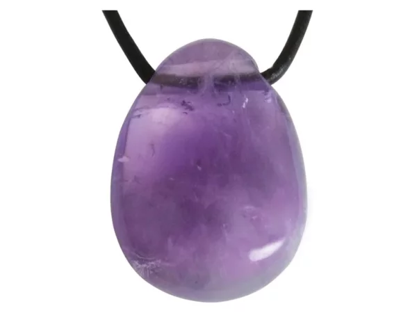 Pendentif en améthyste en forme de goutte violette avec un cordon noir sur fond blanc