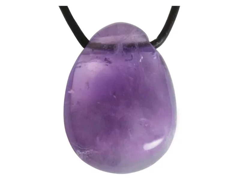Amethyst Edelstein Anhänger in violetter Tropfenform mit schwarzem Band vor weissem Hintergrund