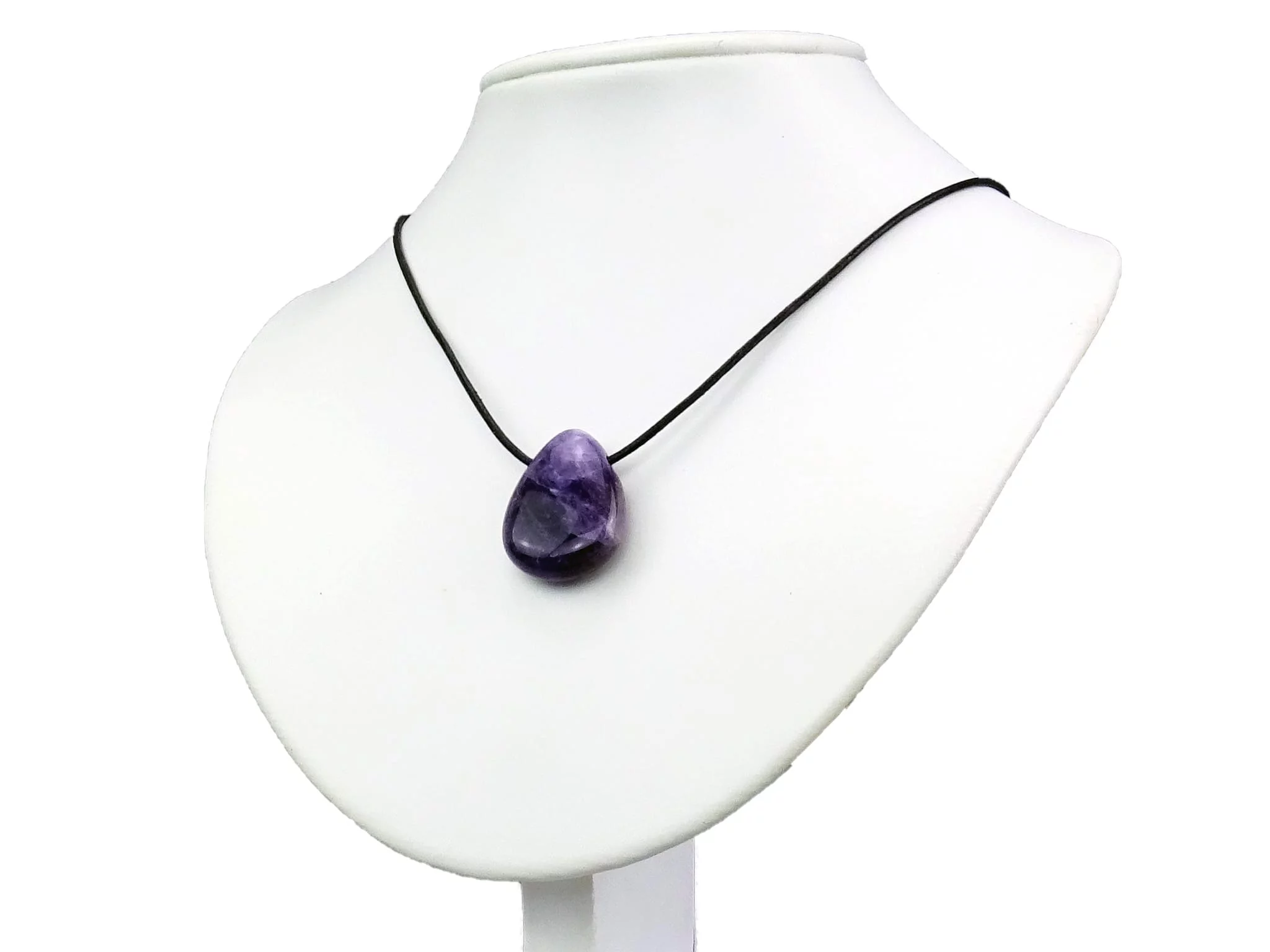 Pendentif en améthyste porté sur un buste de bijou blanc avec un collier noir
