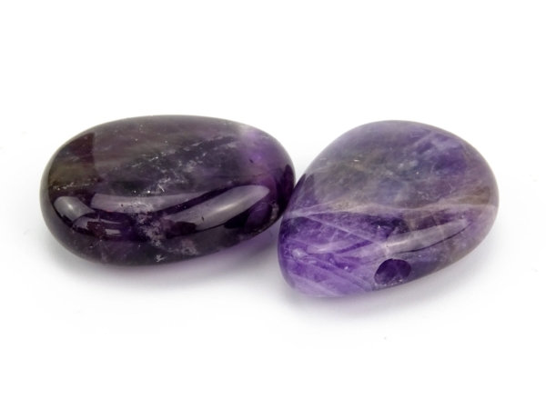 Pendentif en améthyste, vue détaillée de deux pierres percées violettes polies