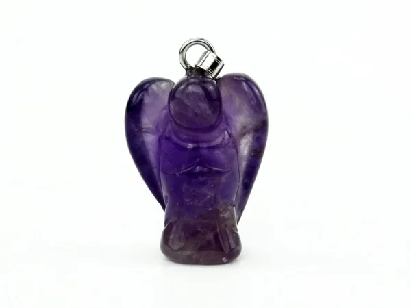 Pendentif ange en améthyste à l’aspect pierre naturelle violette avec bélière argentée, vue de face