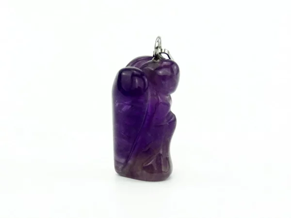 Amethyst Engel Anhänger aus poliertem violettem Naturstein in seitlicher Detailansicht