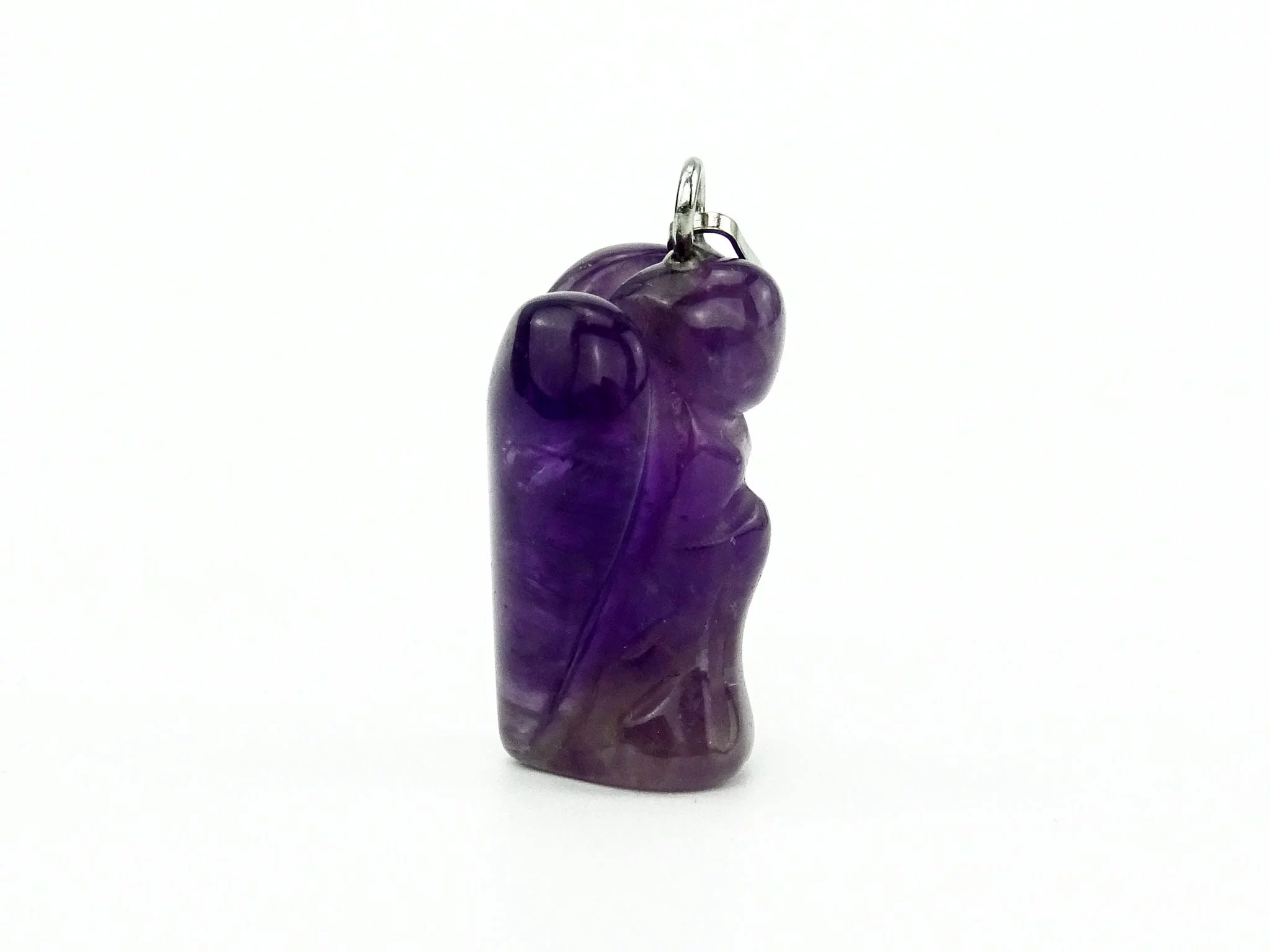 Pendentif ange en améthyste en pierre naturelle violette polie, vue latérale détaillée
