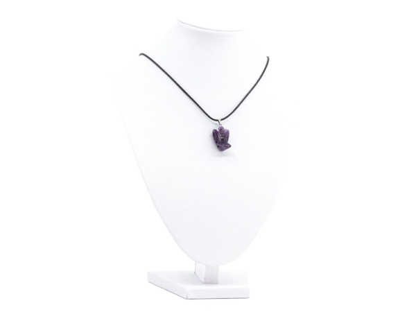 Pendentif ange en améthyste sur collier noir, sur buste à bijoux blanc