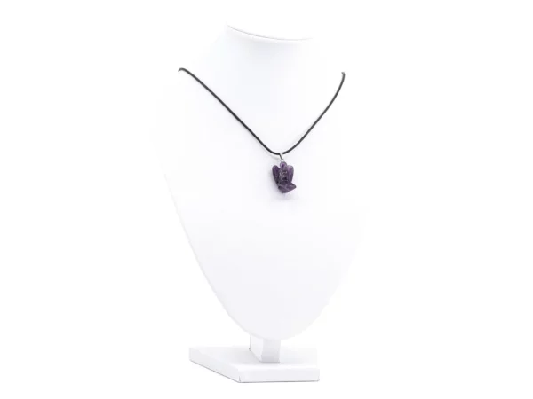 Amethyst Engel Anhänger an schwarzer Halskette auf weisser Schmuckbüste