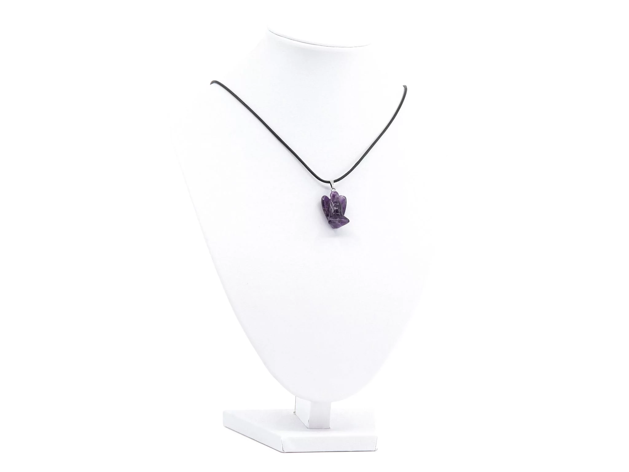 Pendentif ange en améthyste sur collier noir, sur buste à bijoux blanc