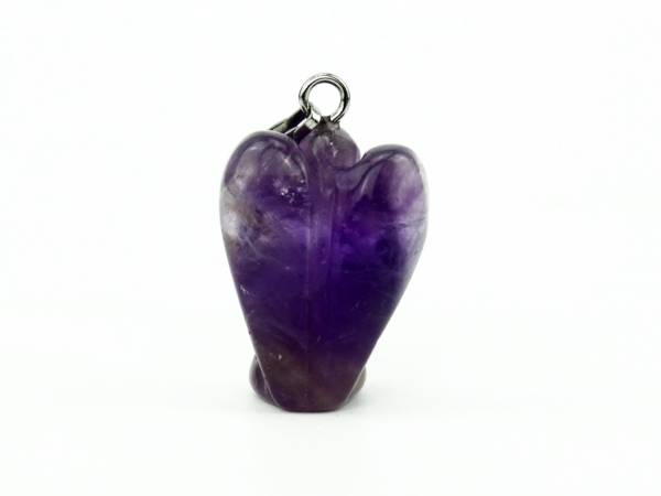 Pendentif ange en améthyste avec ailes visibles et bélière argentée, vue arrière