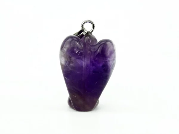 Amethyst Engel Anhänger mit sichtbaren Flügeln und silberfarbener Öse in Rückansicht