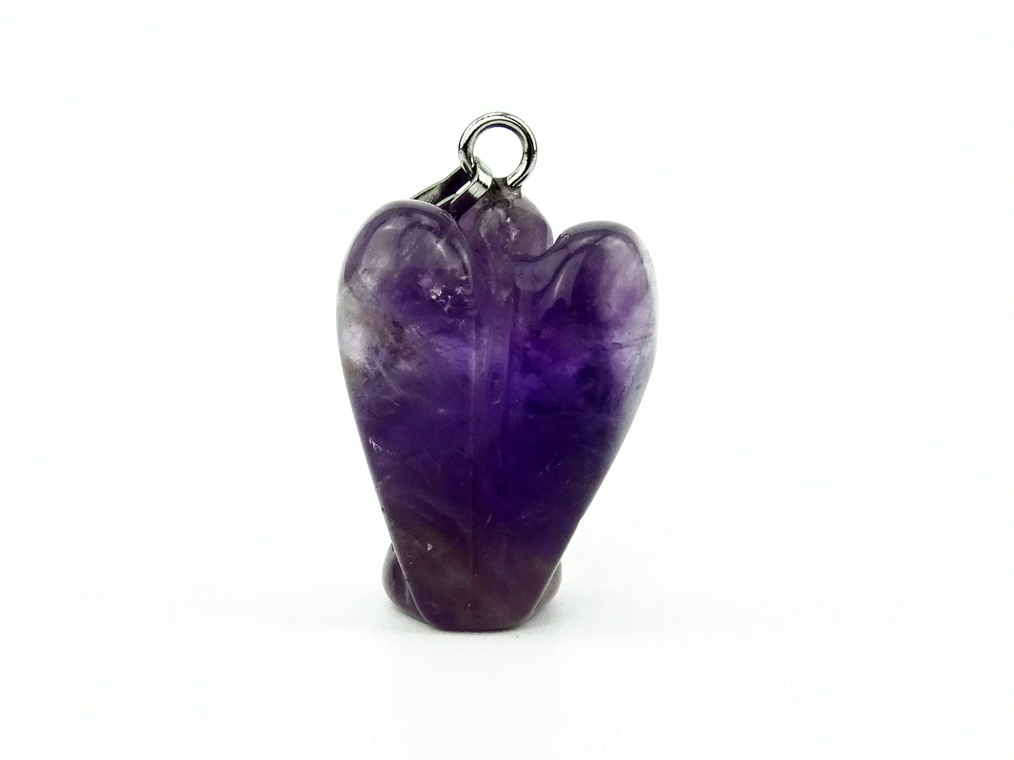 Pendentif ange en améthyste avec ailes visibles et bélière argentée, vue arrière