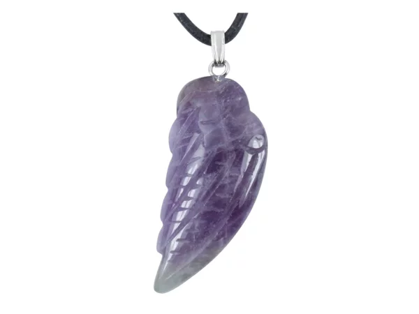 Pendentif aile d’ange en améthyste d’aspect pierre naturelle violette avec collier noir sur fond blanc