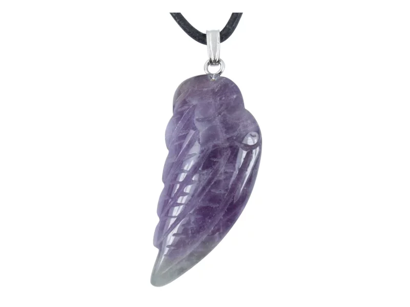 Amethyst Engelflügel Anhänger in violetter Natursteinoptik mit schwarzer Halskette vor weissem Hintergrund